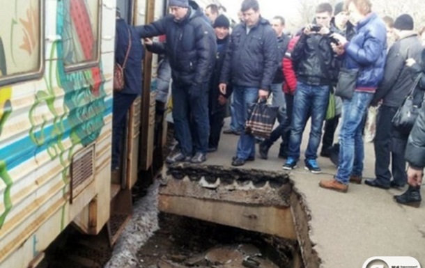 В Киеве под ожидавшими электричку пассажирами провалился перрон