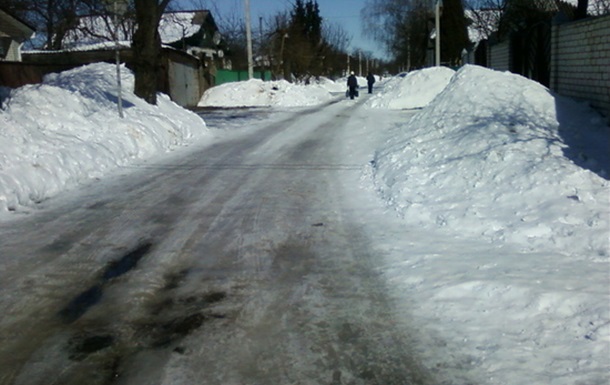 В Чернигове нет снега: на дорогах и остановках