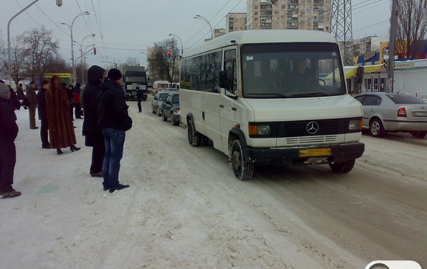 Последствия снегопада в Киеве - Виноградарь стоит