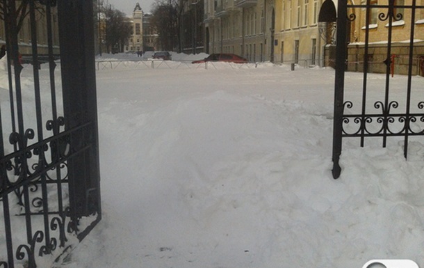 Снег у Администрации Президента 24 марта