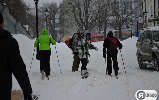 Стритрейсеры-сноубордисты на Андреевском в Киеве