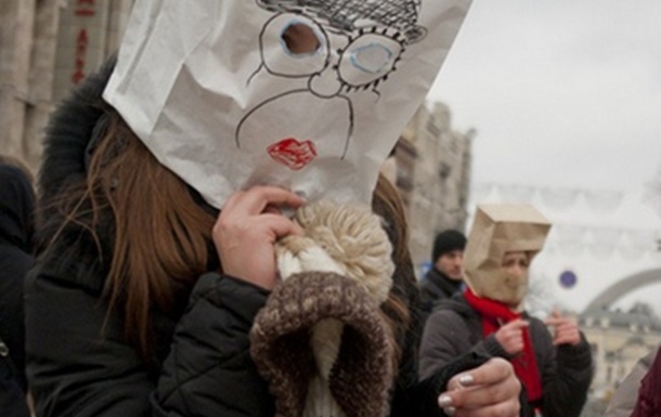 Флешмоб Аноніми на Хрещатику: з масками та без