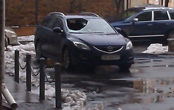 В Киеве снег продолжает разбивать машины!