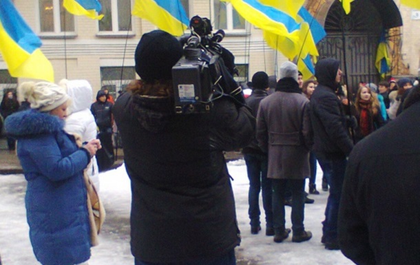 День объятий в Украине. Акция возле Администрации Януковича
