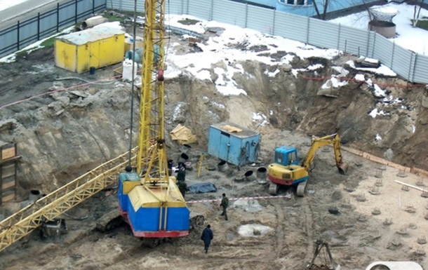 У Києві на Оболоні впав будівельний кран