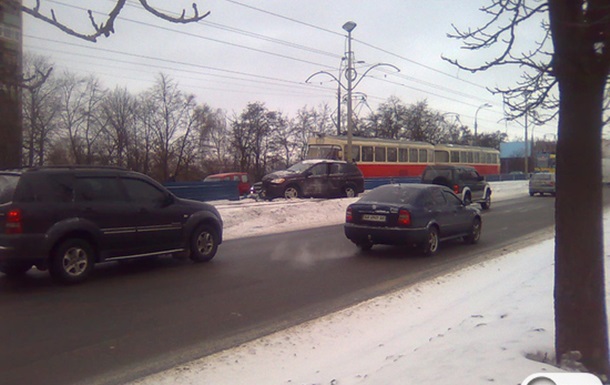 ДТП в Киеве: внедорожник вылетел на пути скоростного трамвая