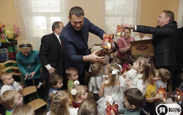 Виктор Янукович вручил ключи от квартиры многодетной семье