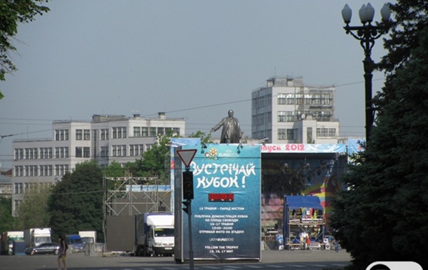 Встречай Евро 2012. Баннер со счётчиком времени на Площади Свободы в Харькове