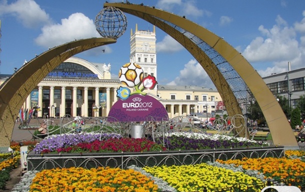 Клумба Евро 2012 на Привокзальной площади Южного вокзала Харькова