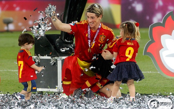 Іспанія - чемпіон! Фернандо Торрес із сином Лео і дочкою Нора