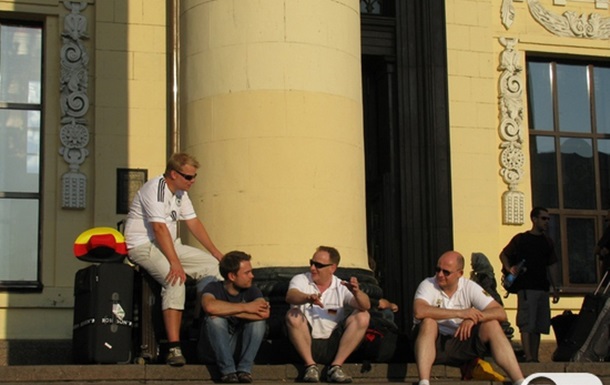 Немецкие болельщики на Южном вокзале Харькова