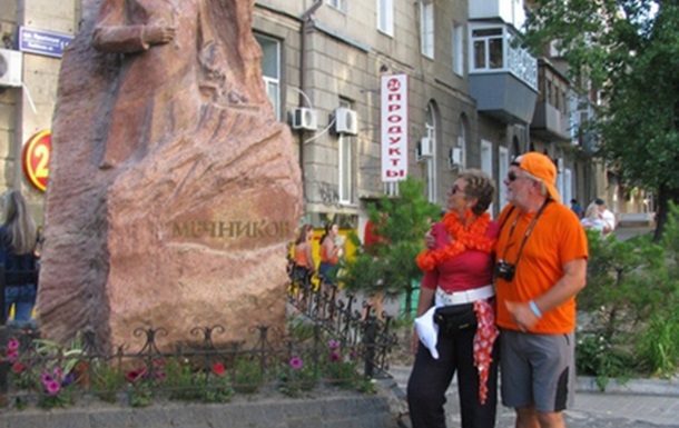 Голландские болельщики возле памятника биологу Мечникову в Харькове