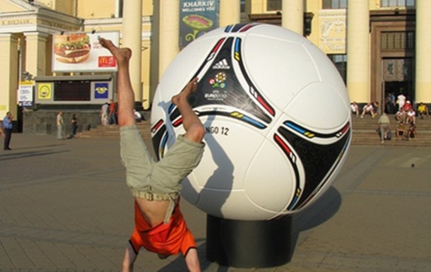 Голландцы фотографируются возле мяча на Южном вокзале в Харькове