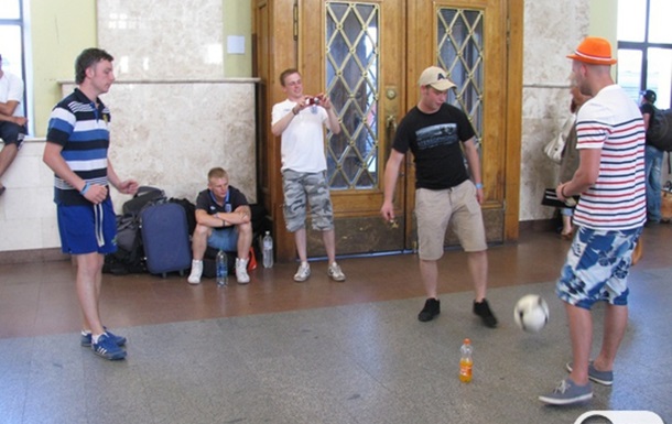 Голландские болельщики играют в футбол на Южном вокзале Харькова