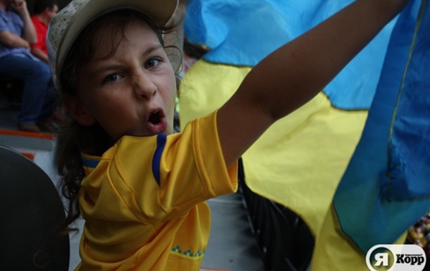 Україна назавжди! Шестирічна вболівальниця в Донецьку