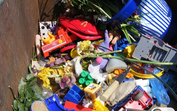 Отравление детей в Обухове. Фото продуктов в мусорном баке детсада