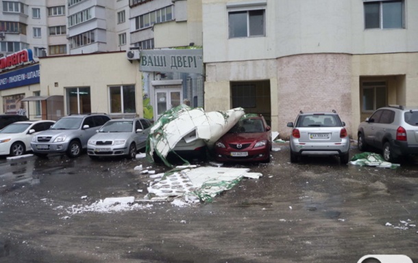 В Киеве с дома на улице Тимошенко упал фрагмент утепления фасада