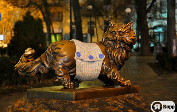 Ярн бомбинг в Киеве - кот у Золотых ворот готов к зимним холодам