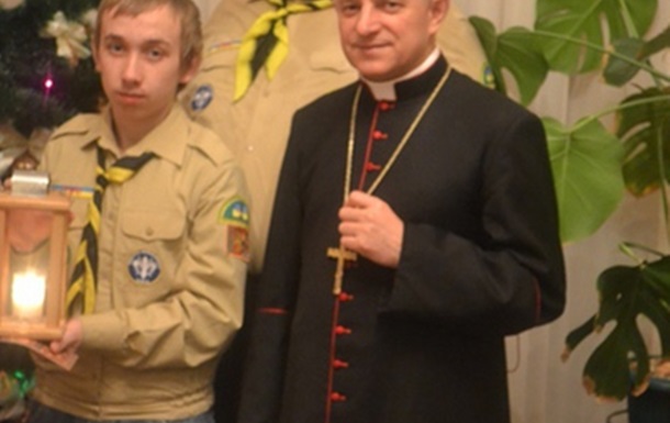 Скаути передали вифлеємське світло львівському римо-католицькому митрополиту