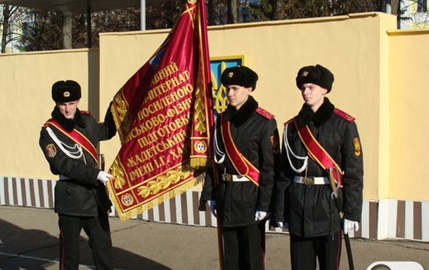 Янукович вручил сумским кадетам знамя их учебного заведения