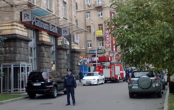 Оцепление отделения Platinum Bank в центре Киева