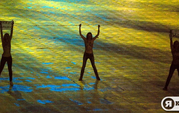 Топлес-акция FEMEN на открытии НСК Олимпийский