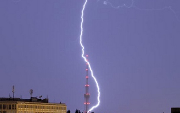 Уникальные фото: В Киеве молния попала в телевышку.