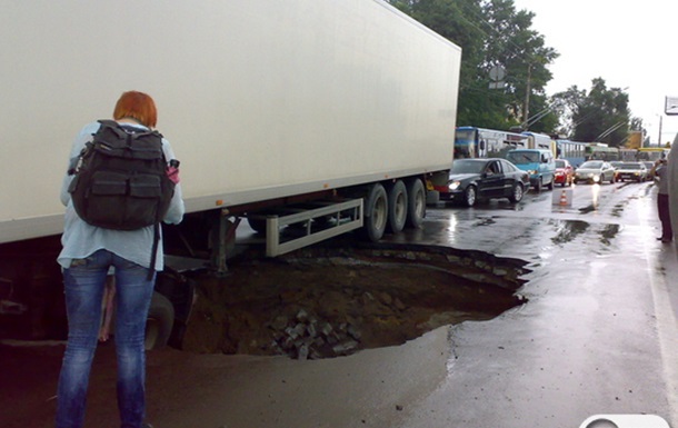 В Киеве после сильного ливня фура провалилась в яму на дороге