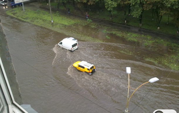 Потоп в Києві біля Дегтярівської