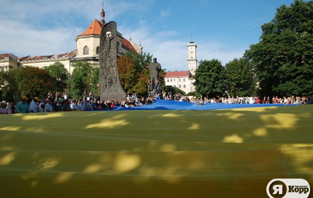 У Львові розгорнули найбільший у світі синьо-жовтий прапор
