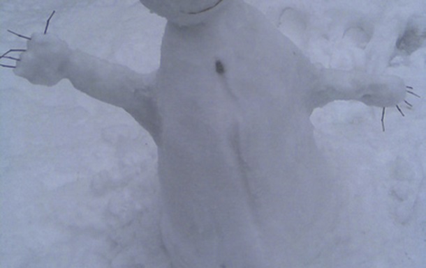 Приветливый снеговик-спортсмен
