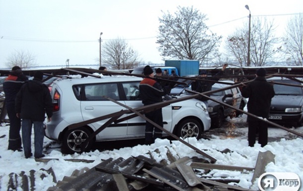 В Херсоне на крытой автостоянке на автомобили рухнул навес