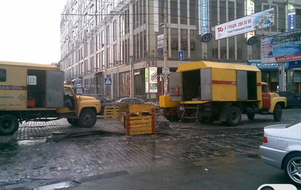 В центре Киева прорвало трубу с горячей водой