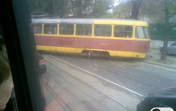 На Глыбочицкой трамвай сошел с рельс