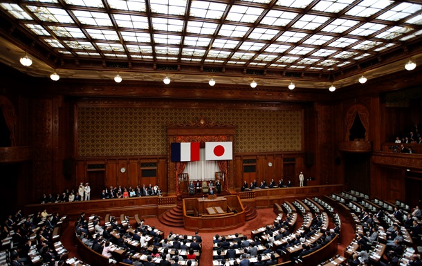 В Японии сенатора за поездку в КНДР на месяц лишили права участвовать в работе