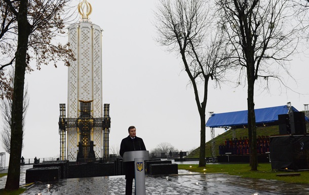 Янукович почтил память жертв Голодомора и призвал украинцев к единению