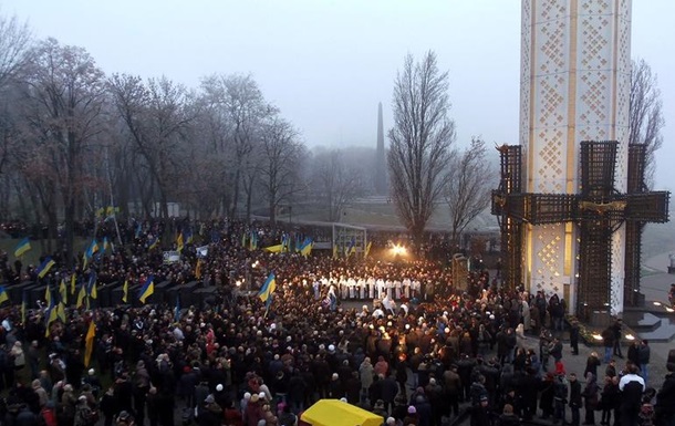 В Киеве почтить память жертв Голодомора собрались более пяти тысяч человек 