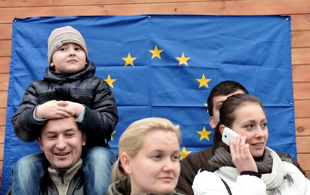 Поддерживающие евроинтеграцию оградили свой палаточный городок металлическим забором