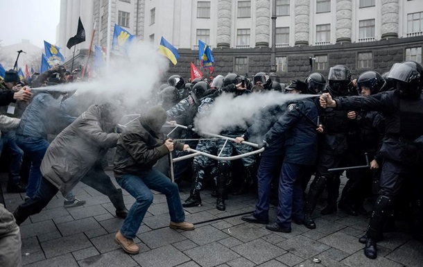 І знову в бій. Біля Кабміну почалися зіткнення пікетників із правоохоронцями, застосовано сльозогінний газ