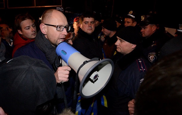 Поза зоною доступу. Яценюк і Луценко не можуть вилетіти у лікарню до Тимошенко
