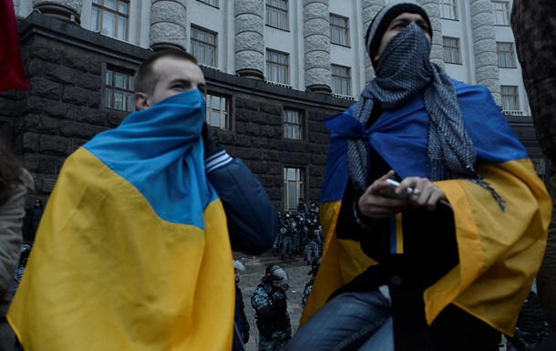 Евромайдан - Киев - митинг - Участники акции на Европейской площади в Киеве продолжают митинг, несмотря на дождь