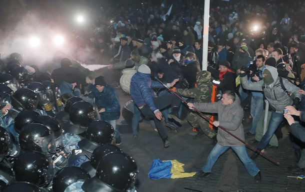 Протестующие в масках и с железом в руках теснят Беркут с Европейской площади