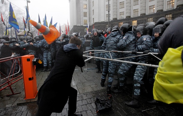 У Кабмина с утра дежурят 150 активистов Евромайдана