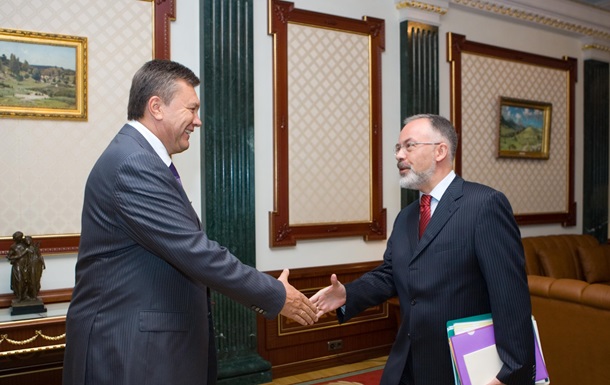 Янукович привітав  справжнього професіонала  Табачника з 50-річчям