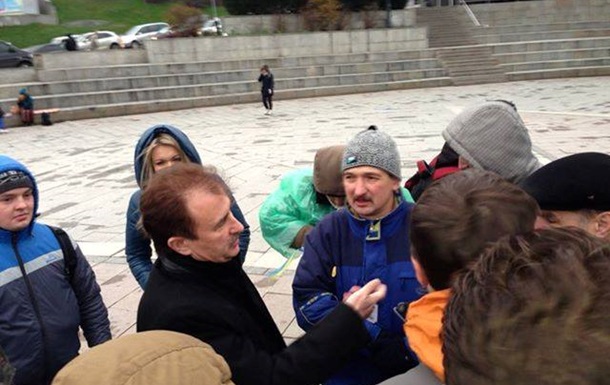 Попов пообещал митингующим на Майдане туалеты и палатку для обогрева