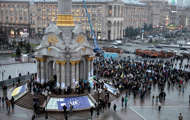 Новости Киева - Евромайдан - файер - провокация - На Евромайдане в Киеве неизвестные бросили файер в митингующих