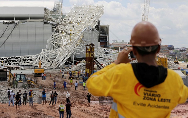 Обрушение строящегося к ЧМ-2014 по футболу стадиона в Бразилии унесло жизни трех человек