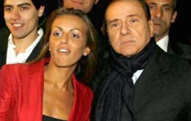 Подружка Берлускони попросила Папу Римского о помощи 