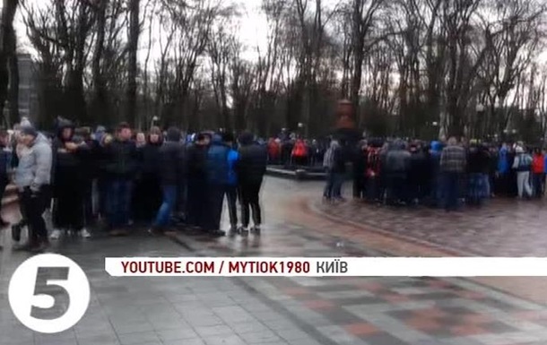 У Києві журналістів 5 каналу закидали камінням - ЗМІ