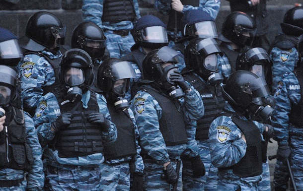 На Майдан подходит Беркут, неизвестные бросают дымовые шашки